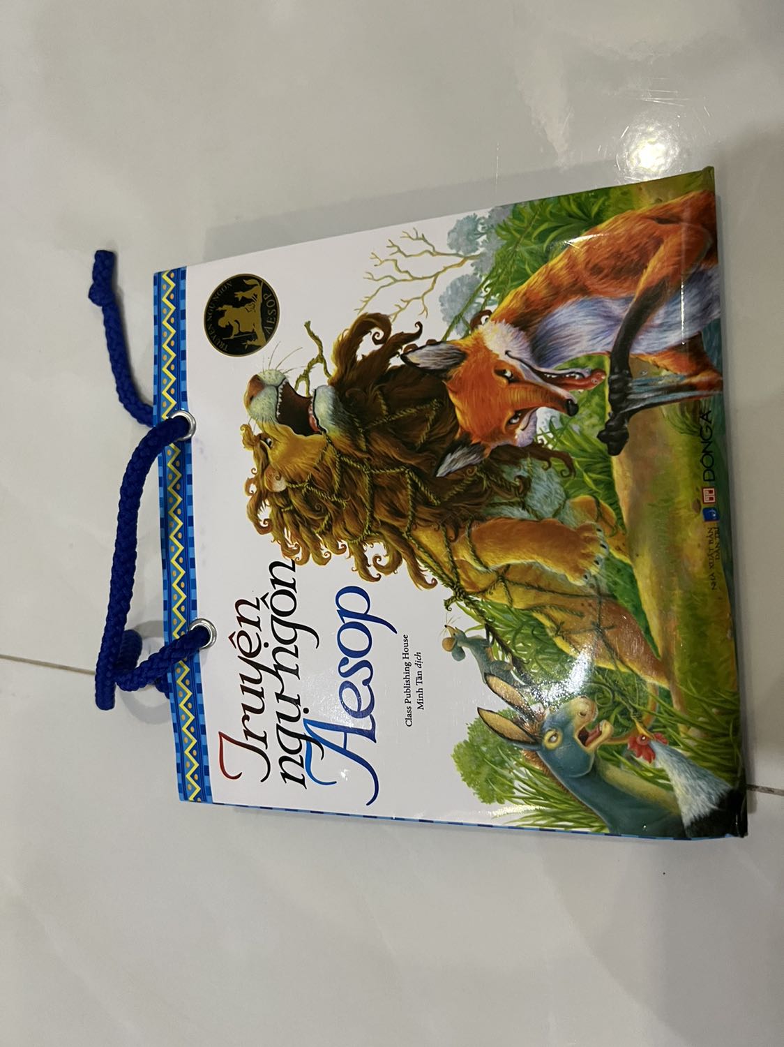 Đóng gói cẩn thận, còn seal, sách hình vẽ bên ngoài hơi dữ và gian ác, bên trong chữ in đẹp, dễ đọc. Câu chuyện ngắn gọn, súc tích và có bài học dễ hiểu cho các bé 👍
