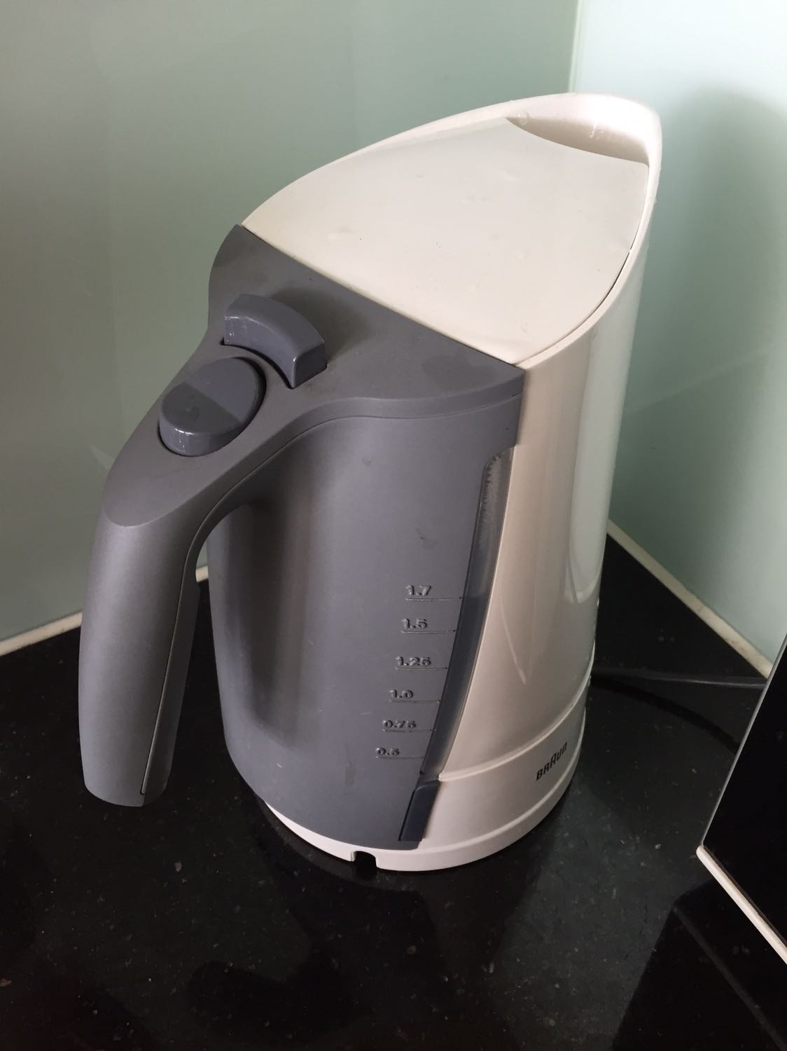 Hàng hoàn thiện đẹp, đúng như mô tả, nhưng nắp bình đun không mở hoàn toàn khi nhấn nút mà chỉ bật ra khỏi ngàm