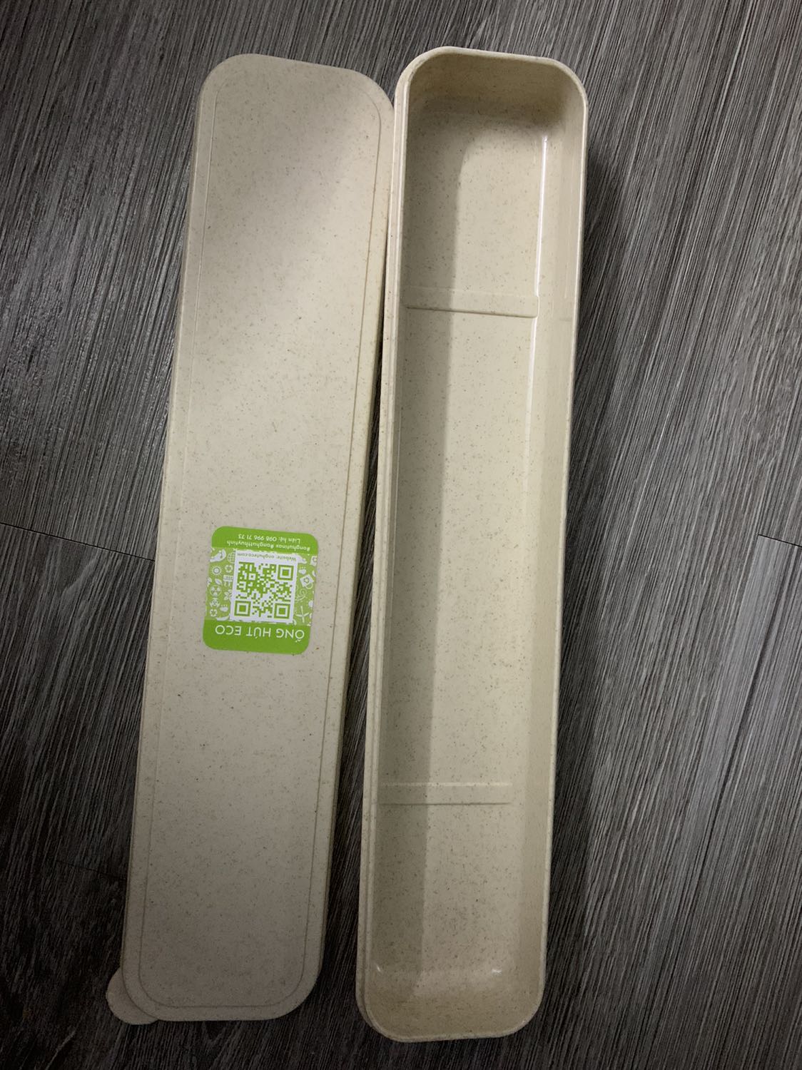 Sản phẩm là 1 hộp đựng mà Chi tiết quảng cáo sản phẩm thì ghi là Combo 10 hộp. Nhắn góp ý cho shop thì trả lời đốp chát. Hộp nắp lại lỏng lẻo, cầm lên là nắp đi 1 đường, hộp đi 1 đường, k chắc chắn.