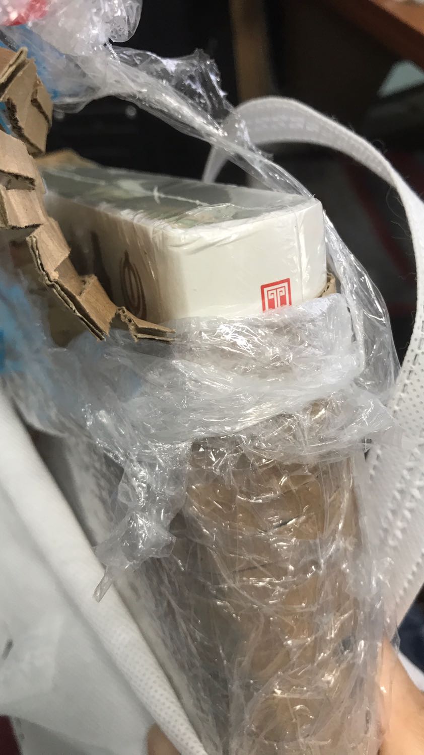 bọc ko kĩ, chỉ bọc một lớp giấy bên ngoài với lớp màng gây móp 1 cạnh sách, mong bên tiki đóng gói cẩn thận hơn lần sau