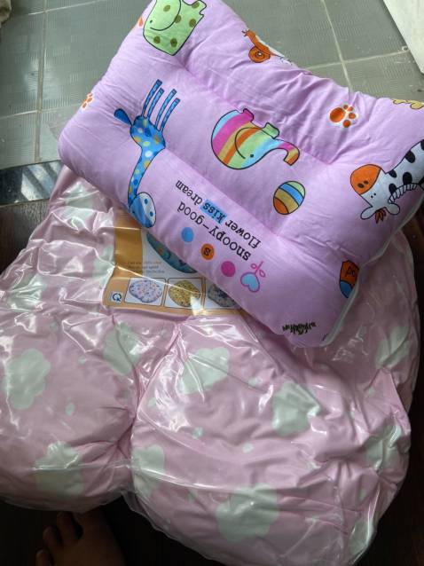 Hàng đặt thì màu đẹp lung linh. Hàng nhận thì trớt quớt vậy nè. Mang đi tặng cho người ta mà cảm thấy không thể chấp nhận được. Giống như mang đôi dép chiếc này chiếc kia vậy đó.