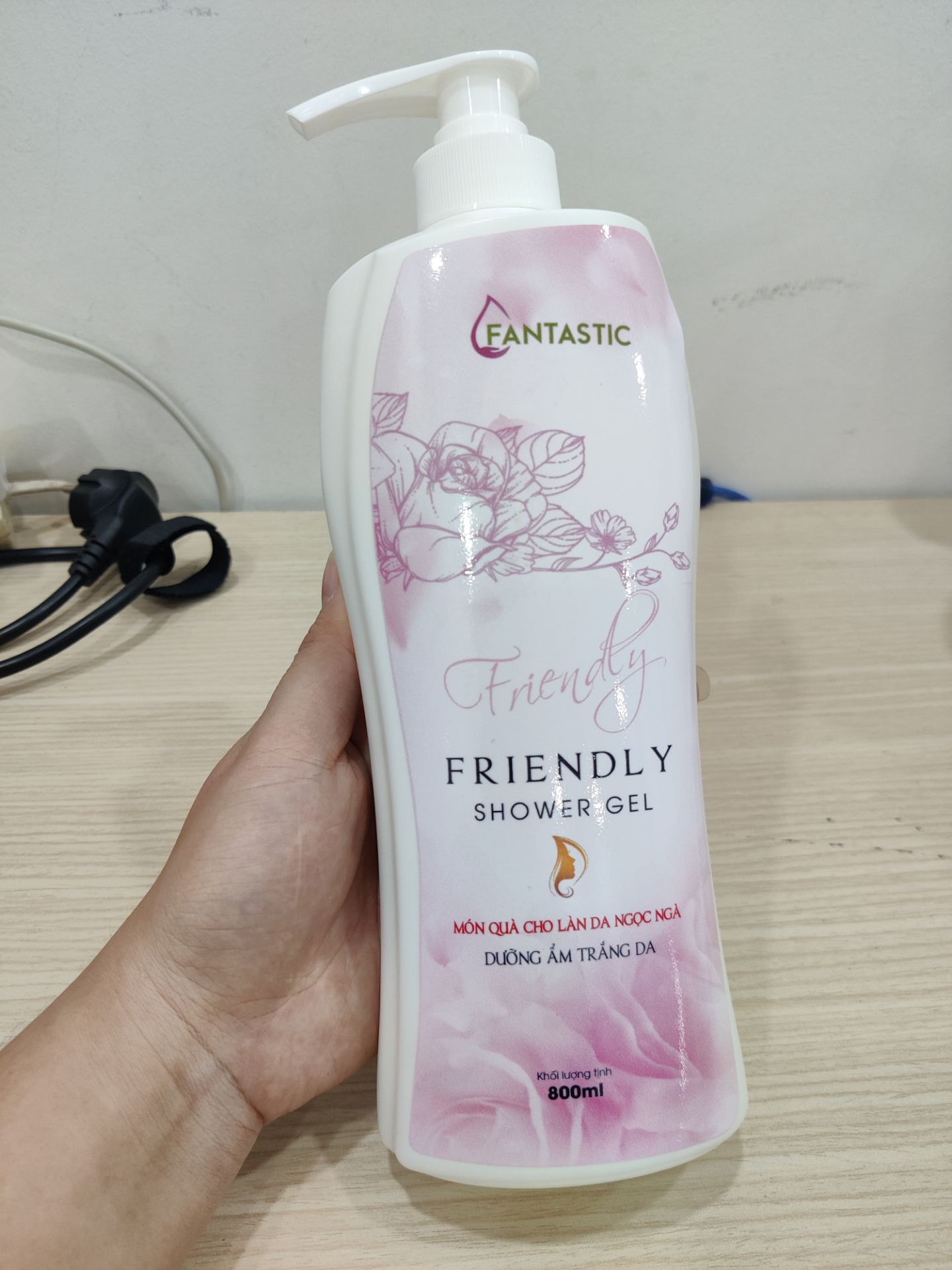 Sữa tắm thơm lắm luôn, chai to, đóng gói chắc chắn, lại còn được tặng kèm khẩu trang xịn sò nữa