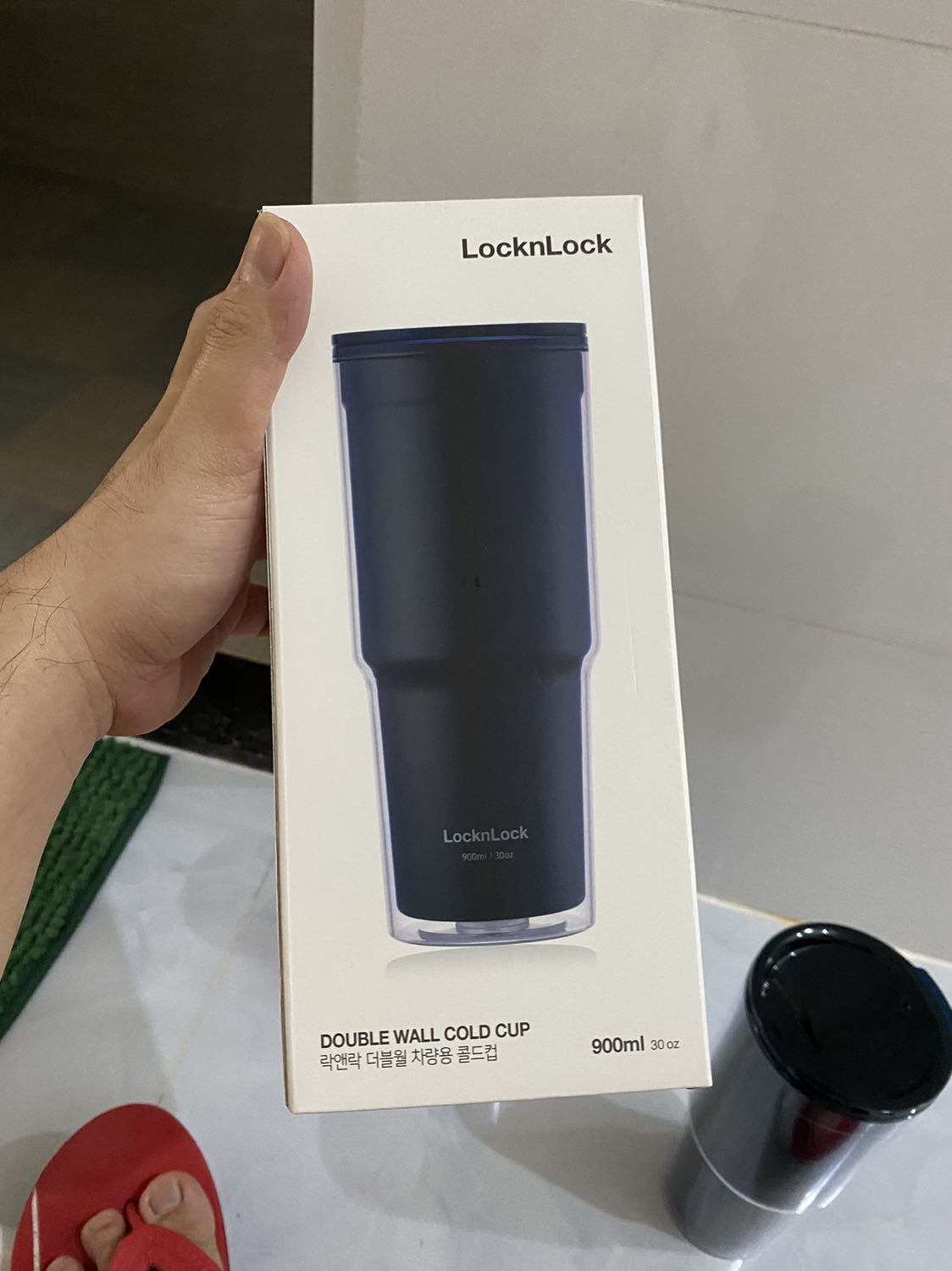 Nắp hơi trầy…check mã thấy ko ra tên sp…ko biết phai hành chính hãng ko… vì đã mua nhiều ly Lock&lock rồi nên thấy hoi lạ