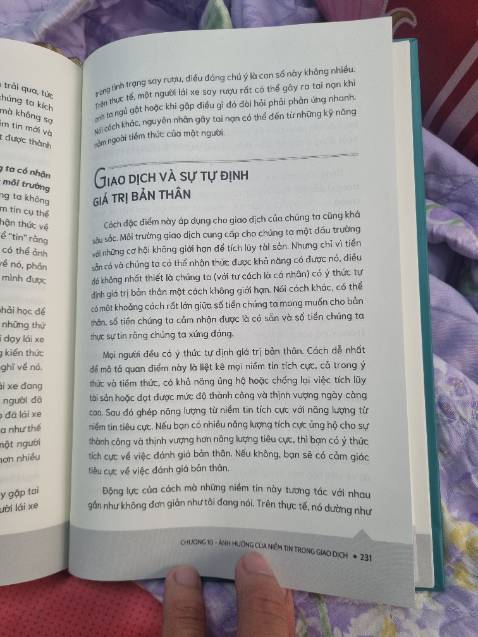 Đây là cuốn sách lần đầu tiên tôi lật ra để đọc về tác giả là người như thế nào. Viết cái sách gì luyên thuyên, ví dụ thì cứ chung chung, không cụ thể và chả có gì liên quan đến trading. Tới phần kết ở chương 10 rồi, cũng như các chương trước kiểu đưa trading vào để cho có.
Đọc cuốn sách này tôi thấy ông này chuyên về tâm lý hơn, kiểu tư vấn cho mấy ông trader có tiền cần giải tỏa, chứ có trade trệt j đâu, sách mua đọc uổng tiền.
Lúc mới đem sách về, sách bán cho trader mà in màu xanh mẹt mẹt như xanh sàn với màu đỏ là thấy chán rồi. Mở trang cuối thấy mới in có 3k cuốn và chưa thấy tái bản thì thấy tui quá xui mới mua trúng cuốn này.
Tóm lại, sách tệ quá tệ.