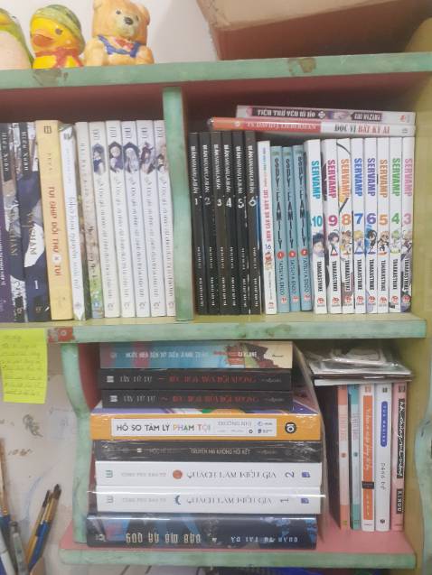 Lướt thấy trên *** nhiều người trong list friend mua, nên mình tiện tay hốt cùng quyển Hồ Sơ Tâm Lý Phạm Tội luôn=)))).

Giao hàng nhanh, đóng gói không tệ, tuy nhiên seal bị rách, nhưng sách vẫn ổn, tạm chấp nhận.

Không mong chờ về độ kinh dị hay nội mấy, mình đã từng đọc qua vài chục chap của bộ Xông Vào Ngỏ Âm Dương cùng tác giả, có lẽ lối hành văn không hợp gout nên dừng ngang.

Theo cảm nhận cá nhân, mình thấy giọng văn không quá xuất sắc, dịch giả làm khá tốt (mình có đọc bộ Bức Họa Múa Rối Xương do bạn này dịch, rất mượt mà), nên có lẽ vấn đề nằm ở tác giả, hoặc do dạng này không đúng sở thích của mình, nhưng nội dung thật sự khá nhanh, không đọng lại nhiều ấn tượng, đọc để giải trí vui vui hay cho mấy bạn vừa chập chững tập đọc đam mỹ kinh dị cũng được. Nói chung là, nếu ai ôm tâm tình chờ mong một bộ truyện ma mị lý thú rùng rợn thì mình sẽ không đề cử bộ này, chỉ nên đọc vui thôi.