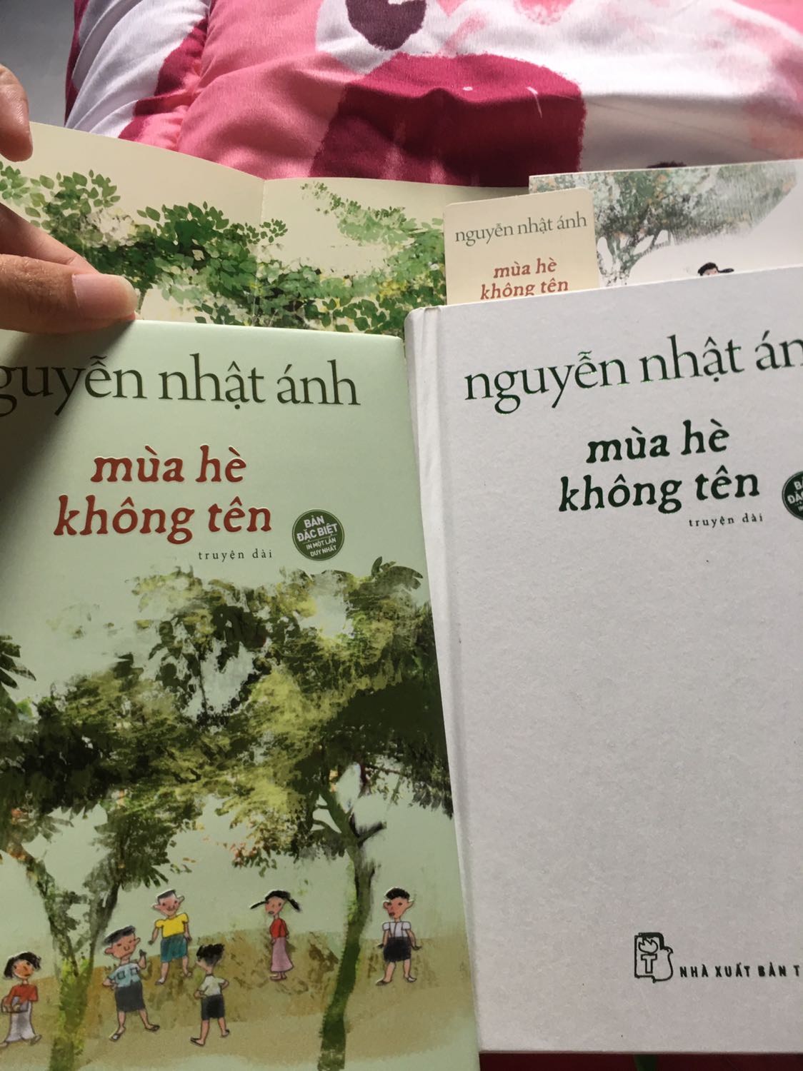 Sách đã về tayy rùi, ẻm xinh xỉu luôn. Shop bọc sách khá kỹ, không có trầy xước gì. Nhưng mà cái lớp bên ngoài sách tháo ra được, là tại thiết kế nó vậy hay sao mình không biết (vì lần đầu mua sách bìa cứng). Nói chung là 10 điểmmmm ạ