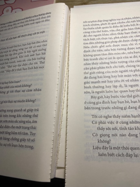 Mua sách của tiki cũng nhiều nhưng lần này nhận sách bị lỗi rồi ạ huhu, mình mới đọc được hai hôm, cũng nhẹ nhàng từ tốn lật sách lắm mà gáy sách lại bị bung ra như thế :((