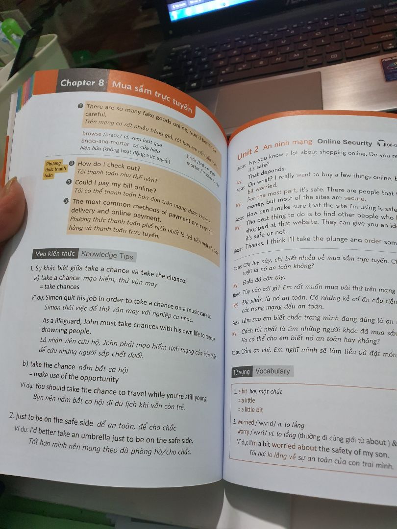 Sách đẹp, giấy tốt. Sách có nhiều chủ đề lắm, mỗi chủ đề có đoạn hội thoại, mẫu câu kèm lời dịch, sau mỗi bài có phần tóm tắt ghi chú một số cấu trúc hoặc trúc, cụm từ, từ mới kèm ví dụ, sách cũng in thêm hình ảnh đan xen 1 số trang để thêm sinh động và dễ nhớ từ mới, có cd và mã QR để nghe, rất hữu ích. Mình rất thích học cuốn này. Nên mua cuốn này để củng cố kiến thức cơ bản.