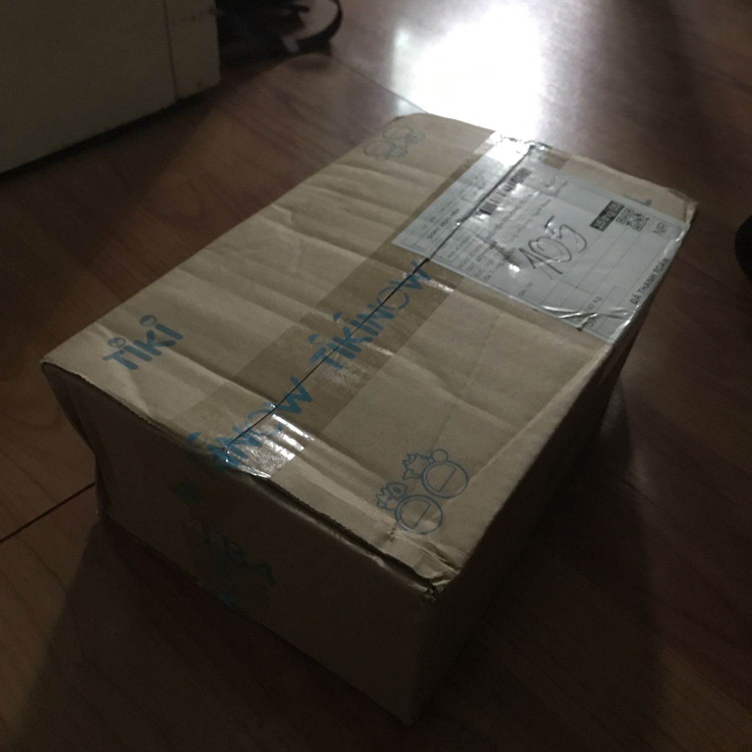 Tiki giao hàng nhanh và đóng gói cẩn thận. Về thương hiệu LocknLock, mình đã sử dụng nhiều và thương hiệu khá uy tín về chất lượng và mẫu mã. Riêng sản phẩm này thì thiết kế vừa tay và chắc, mang phong cách tối giản, đẹp và hữu dụng. Mọi người luôn ủng hộ sản phẩm của LocknLock nhé 👌👌👌