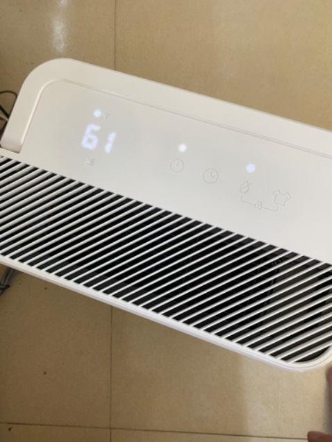 Hút ẩm hơi yếu chút nhưng vận hành êm ái, để phòng ngủ qua đêm thoải mái luôn. Có khoá trẻ em nên các cháu nhỏ không nghịch được. Kết nối với app Mi Home tuy nhiên phải chọn vùng là China mới nhận máy