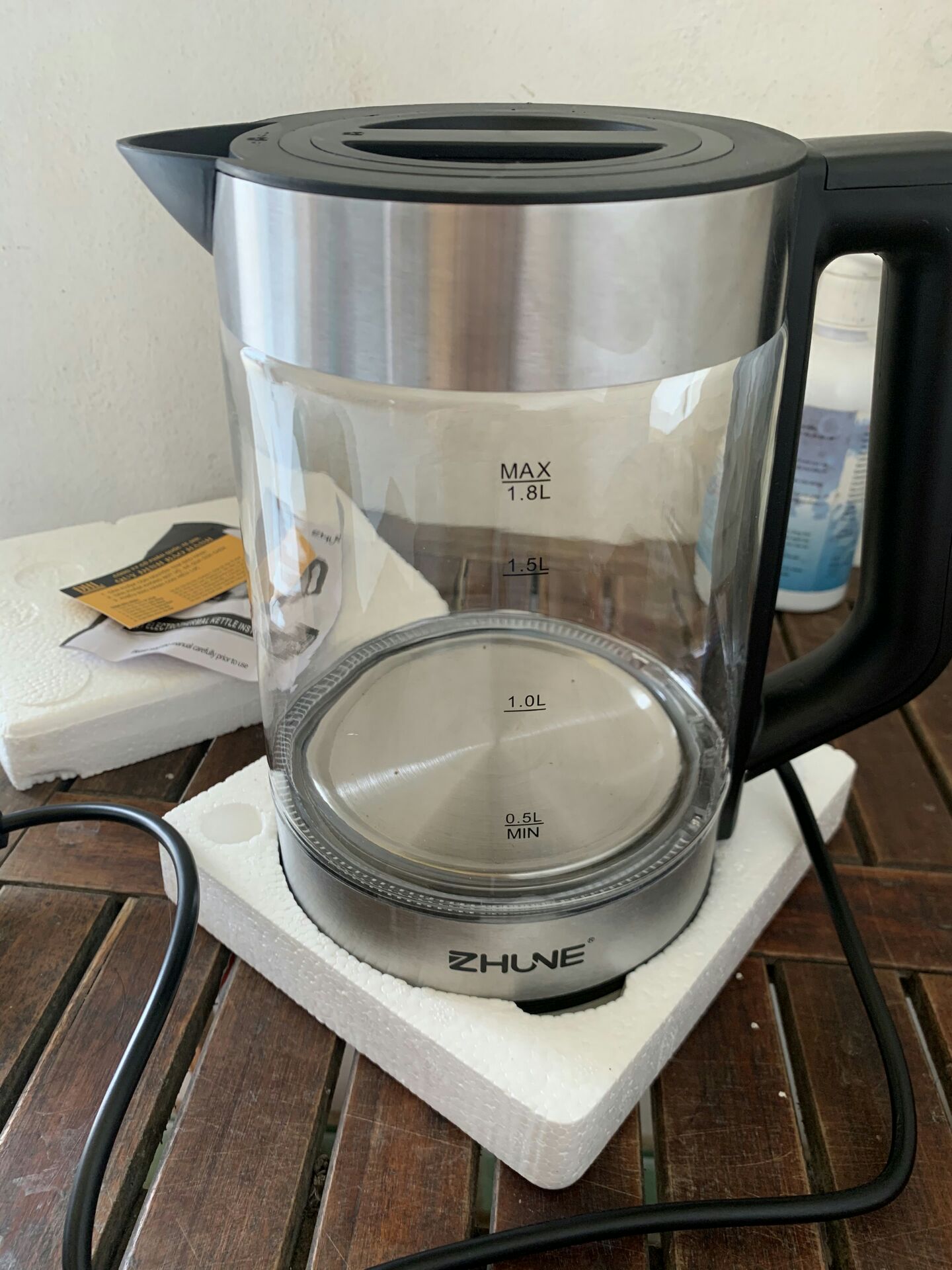 Ấm siêu tốc thuỷ tinh sợ giao hàng về bị nứt vỡ, nhưng shop bọc cẩn thận, giao hàng lại nhanh ổ cắm 2 chấu nên rất thuận tiện. Có cả thẻ bảo hành 2 năm, shop phản hồi tin nhắn rất nhanh nên thấy rất ưng ý vì thái độ phục vụ. Tầm giá này mua được ấm tốt mà còn đẹp như này là quá ok. Cho shop 5 sao lần sau ghe ủng hộ nữa nhé