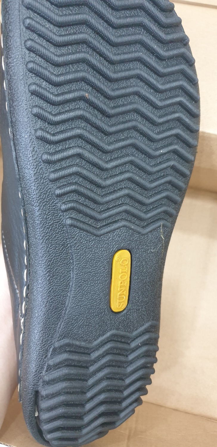 Hàng da bò thật, dày luôn, may khâu rất công phu chắc chắn, nhìn cứng cáp lắm không biết bao giờ hư, đã mua giày của SUNPOLO nhiều nơi khác, nay mua Tiki rất tiện lợi dù hàng giao hơi lâu tí thôi, Tiki giao nhanh hơn nữa thì điểm 10 trọn vẹn!