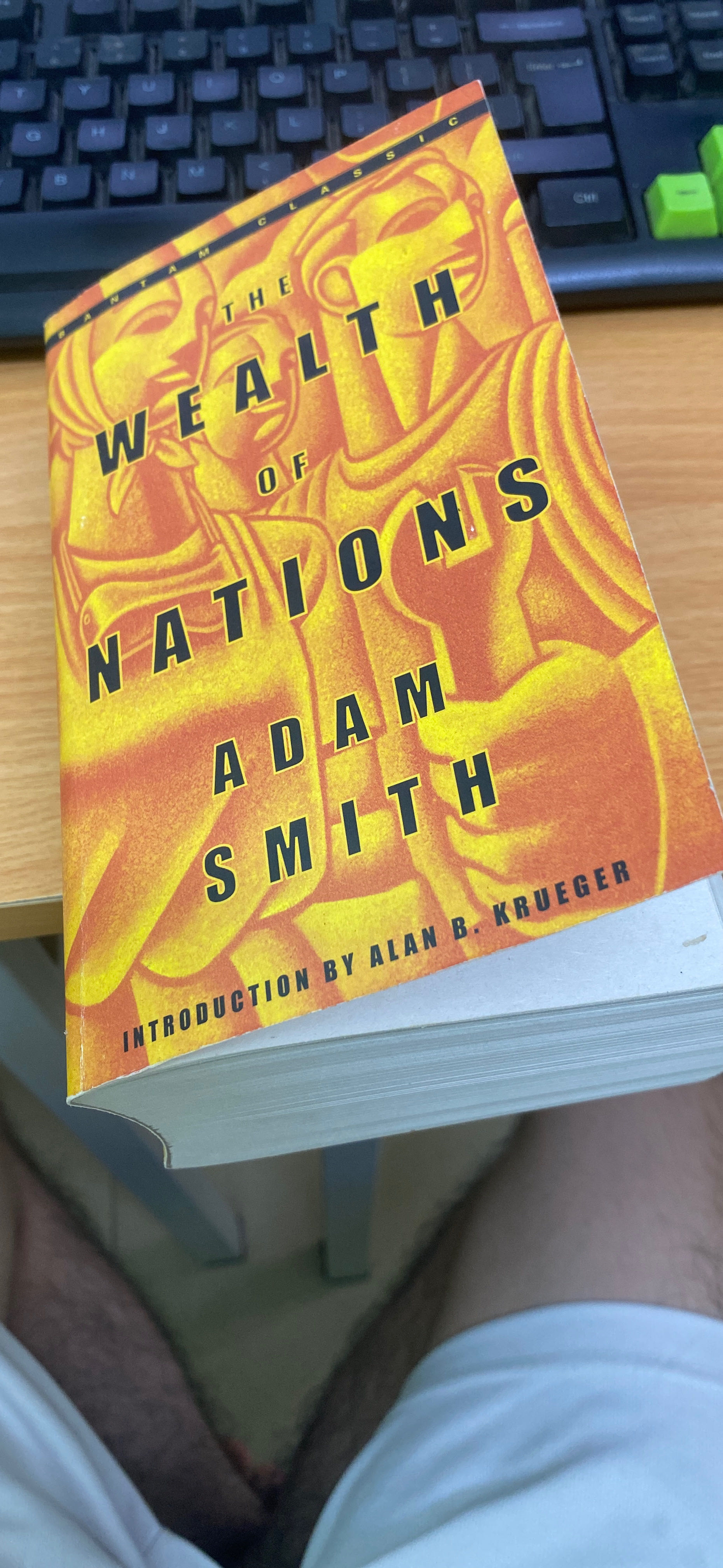 khổ giấy nhỏ, chữ cũng hơi nhỏ, đọc khá vất vả. Nếu mà có khổ to chữ to hơn đọc đỡ mệt