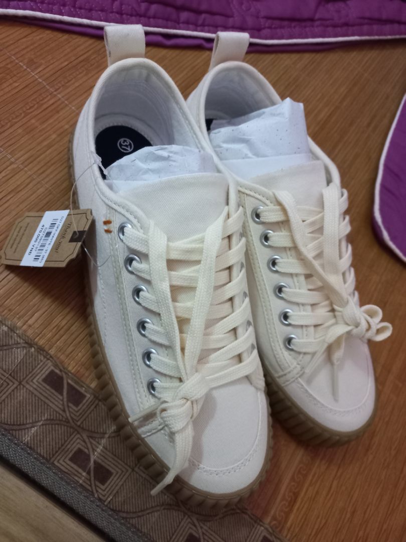 Giày có lót xốp đi êm nhưng khi mang lại xẹp xuống làm phình to giữa thân giày nhìn to ko đẹp dáng giày. bt đi 37 nhưng size 37 giày này rộng hơi tụt gót. Màu sắc đẹp. Đế cao sự hơi nặng. Dây giày rất mềm