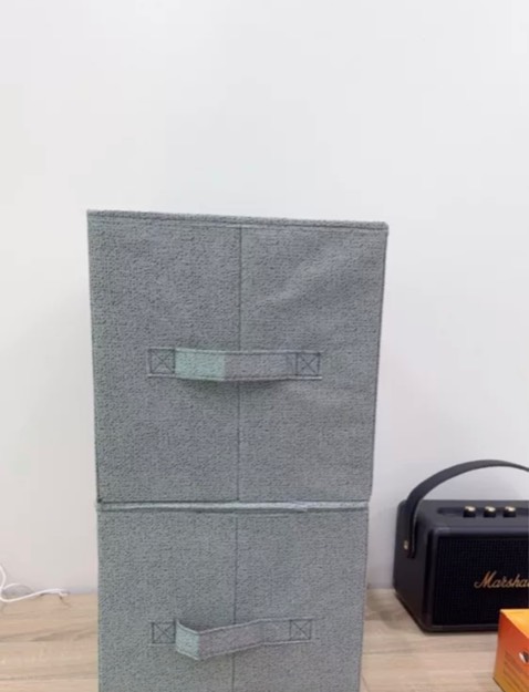 Cả 2 màu xám và kem rất đẹp. Minhg mua cả 2 màu luôn, nhưng thích màu kem hơn á. Trời mua nhiều quá trời hàng luôn, để đồ thoải mái, hộp đồ chứa được nhiều quần áo, mua 1 bộ bên này rẻ hơn hẳn mua lẻ bên chỗ khác. Khen nhaaaa!!!