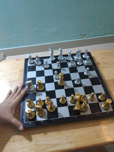 Quân mã đẹp đó là ấn tượng ban đầu . Bàn cờ không lỗi khá  vừa ý . Cờ vừa tay không quá nặng .Quân cờ màu không bị nhem . Sau khi chơi tầm vài chục trận cảm giác rất tốt . Nam châm  có từ trường hàng 8 và 1 rất tốt , ko hiểu sao từ trường Nam châm ở hàng  2 và hàng 7 hút rất yếu .