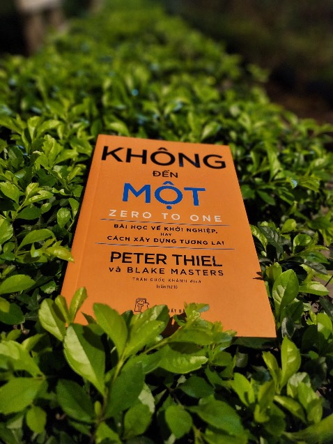 Nội dung: Không là điểm bắt đầu- Một là sản phẩm mới mà startup tạo và thành công. Hành trình từ không đến một là cả một quá trình đầy khó khăn cũng như không biết bắt đầu từ đâu.
Cuốn sách này giúp bạn trả lời hoặc ít nhất là biết 0 đến 1 như thế nào.
Tác giả: Là 1 tỉ phú, bạn khởi nghiệp với Elon musk. Đọc xong mới hiểu và ngấm cách nta tạo ra những công ty vĩ đại như SpaceX, Tesla, Paypal... với tầm nhìn cũng như khả năng truyền cảm hứng của tác giả
P/s: Đã đọc bản PDF nhưng vẫn mua bản cứng để đọc lại và ủng hộ tác giả.