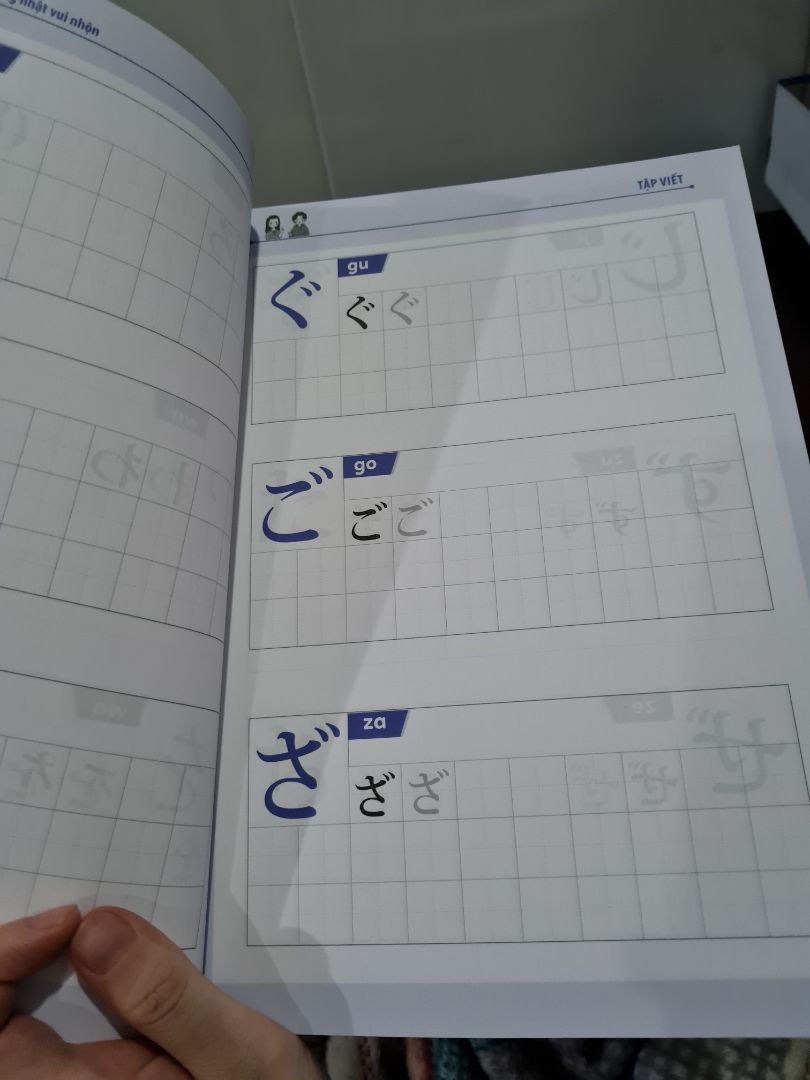 Sách còn lỗi, chữ thiếu, chữ sai. Mới xem được 1 ít. Trang 27 thiếu chữ ge. Trang 33 là chữ pi. Được cái sách trình bày đẹp, giấy tốt.