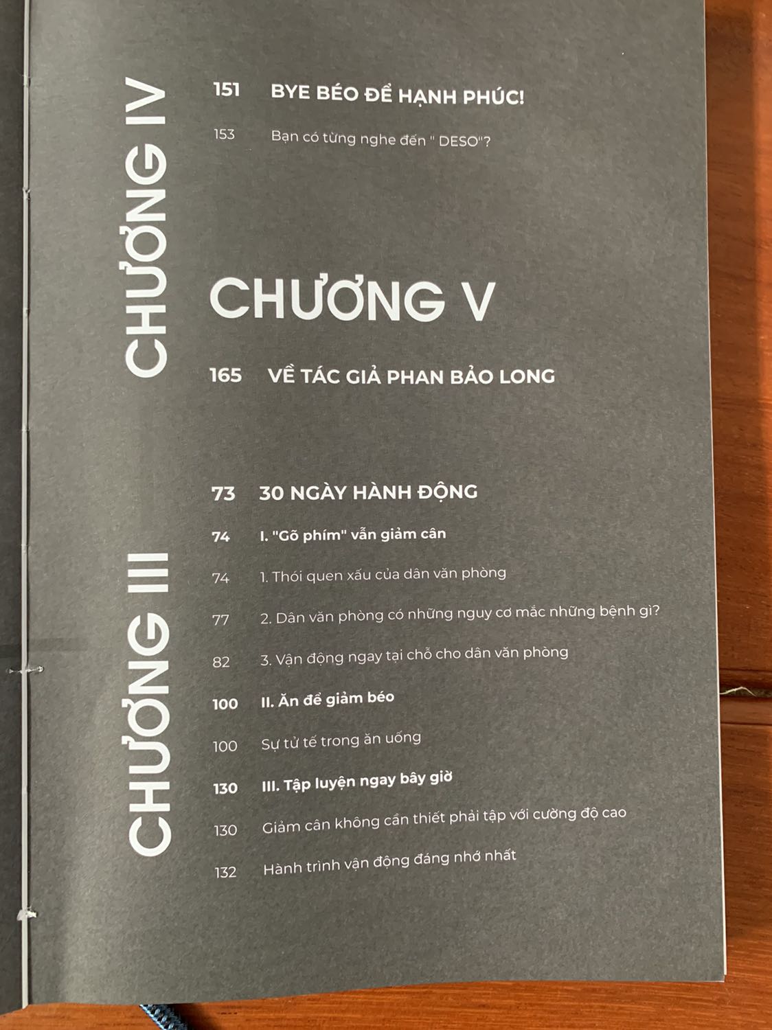 Sách không hề hướng dẫn cụ thể làm thế nào để giảm 7kg trong 30 ngày như tiêu đề.
Nội dung chủ yếu:
- Hướng dẫn sống và ăn uống lành mạnh (cái này google cũng đủ hết)
- Cách tính calories (cái này đầy trang hướng dẫn tính, ko cần mua sách)
- BÁN BÚN GẠO LỨT VÀ ĐƯỜNG MADUNU (CÁI NÀY LÀ CHỦ YẾU NÈ)
- PR ĐỂ BÁN KHOÁ GIẢM CÂN (bạn nào ko tin thì cứ gọi điện thử đi, một khoá như vậy tiền trăm triệu không ah)
 * TÓM LẠI: KHÔNG NÊN MUA, PHÍ TIỀN, KIẾN THỨC CHUNG CHUNG TÌM ĐÂU CŨNG CÓ. Các bạn muốn giảm cân cứ ăn thâm hụt khoảng 500 calo 1 ngày là ok.