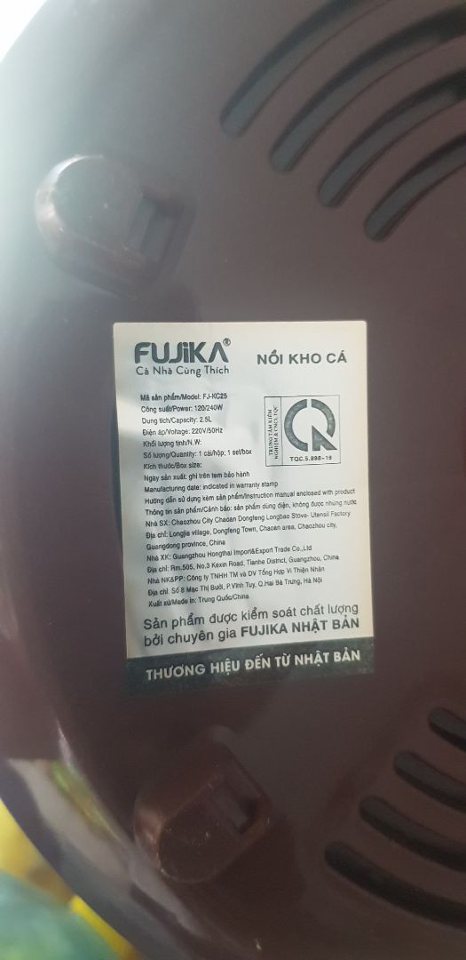 Nồi kho cá Fujika thương hiệu Nhật Bản, sản xuất tại Trung Quốc, nhập khẩu tại Hà Nội, Việt Nam, mình mua được với chất lượng siêu tệ. Nồi không thực hiện được chức năng đun nóng, gắm điện rồi nhưng vẫn lạnh hoài dù ở chế độ nấu nào. Miếng dán phía trước núm bật chế độ: chậm, cao, tự động rất lỏng lẽo, mình mở ra thì thấy như hình bên dưới, khi gắm điện đèn màu đỏ không sáng. Lòng nồi có vài hạt li ti màu vàng do tráng không hoàn hảo, nhưng lỗi nhỏ thôi, quan trọng là nồi không nấu được. Công ty bảo hành ở Hà Nội xa xôi, không thể giúp đổi trả, sữa chữa nhanh chóng, hiệu quả, tiết kiệm. Trải nghiệm mua hàng vô cùng buồn, mình đã mất tiền thanh toán trả trước và mua sản phẩm siêu tệ. Ngày xưa còn nhỏ mình nhớ hàng Nhật siêu tốt, xài 10 năm còn tốt, thật đáng mua và tin dùng. Ngày nay có sự thay đổi. Đóng hàng kĩ, chắc chắn, có nỗ lực hỗ trợ xử lý giao hàng sớm cho mình từ Tiki, mình cố gắng cho đánh giá 1 sao, chứ không cho sao thì mình đăng bài không được.
Sao hàng Nhật mà có thơ tiếng Việt và hình ảnh Thánh Gióng vậy?
Hàng kém chất lượng vậy mình có bắt đền bên nhà sản xuất lại chưa?