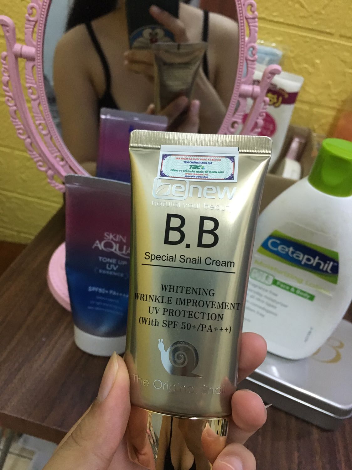 Dùng tốt, trang điểm nhẹ. Date xa tít tắp. M nghĩ những bạn nào cần che khuyết điểm điểm nhiều thì nên mua kem nền nhé chứ đừng mua kem BB rồi than ko che phủ dc khuyết điểm nè !!!! Vì kem BB bao gồm dưỡng da chống nắng nữa nên tất nhiên không che phủ perfect như kem nền ròi
Nhưng mà b nào thích make up tự nhiên thì nên dùng BB nhé vì BB rất tiện ko phải bôi nhiều lớp. 
Tiki giao hàng rất nhanh mình đặt tối qua sáng nay có liền... Nhanh như 1 cơn gió ý
Gói hàng cẩn thận. SP về tay mình nguyên vẹn không méo mó. Mình mua 2 tuyp này nhờ mã giảm giá nên dc thêm tai nghe Sony ý love love ♥️♥️??
Sẽ ủng hộ tiki nữa nè.....