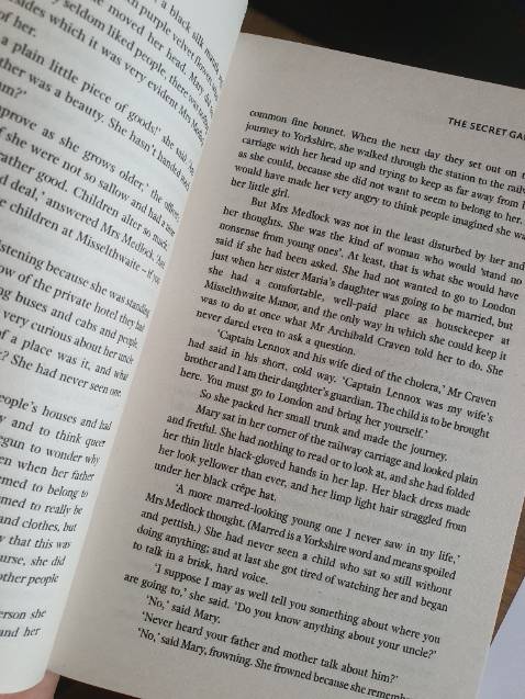 Sách nhẹ, mới và thơm lắm luôn. Mỗi tội chữ hơi bé thuii