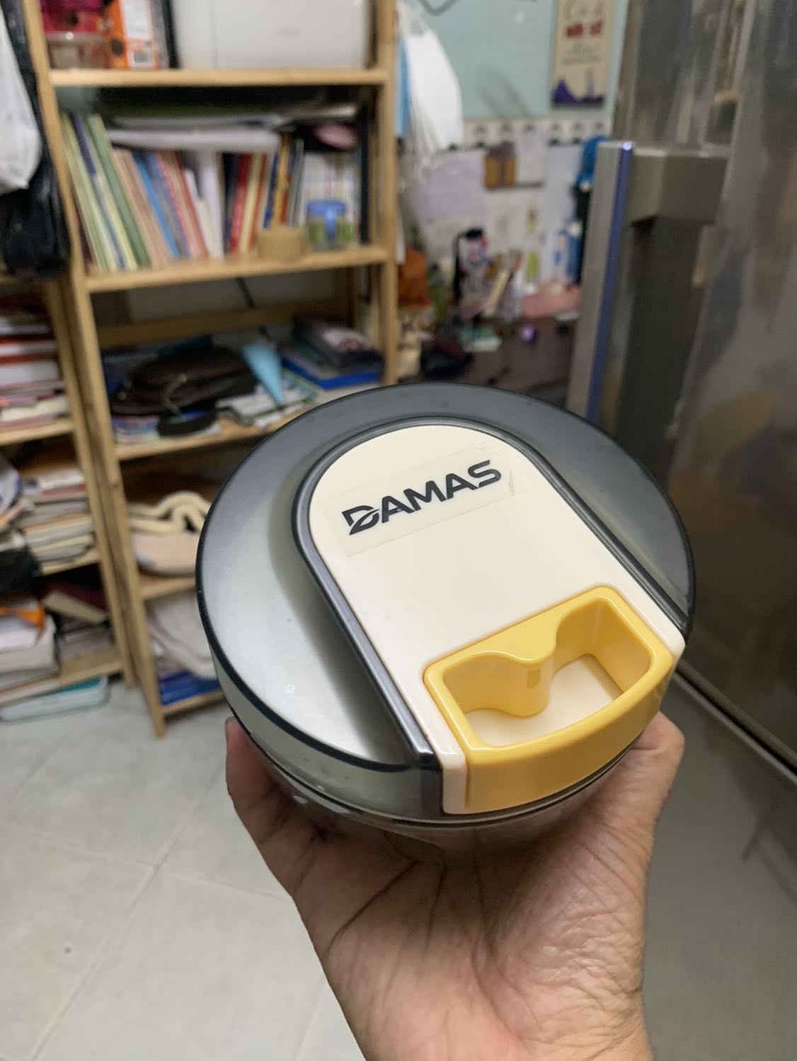 Thật sự sản phẩm rất tốt, nhựa xịn xò, mẫu mã đẹp, dao rất bén, sử dụng và vệ sinh dễ dàng, tiện lợi. Nhưng thật lòng mà nói nhược điểm lớn nhất của sp này là bằng cơ, nếu dùng sp 400ml thì còn được, chứ mình xay tỏi cô đơn hay ớt với sp 650ml, bỏ đầy 2/3 cối xay,  thì phải cần khoảng 150 lần kéo thì tỏi ớt mới đẹp, rất mỏi tay, các chị em nội trợ sẽ gặp vấn đề này nếu cần xay ớt tỏi nhiều một tí. Nếu sp này dùng pin sạc sẽ là hoàn hảo.