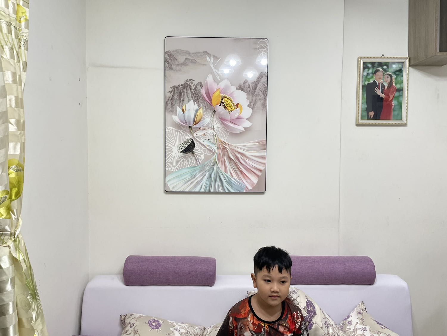 Tranh rất đẹp làm nổi bật tường, hợp với màu sofa của mình. Shop đóng gói và giao hàng nhanh.