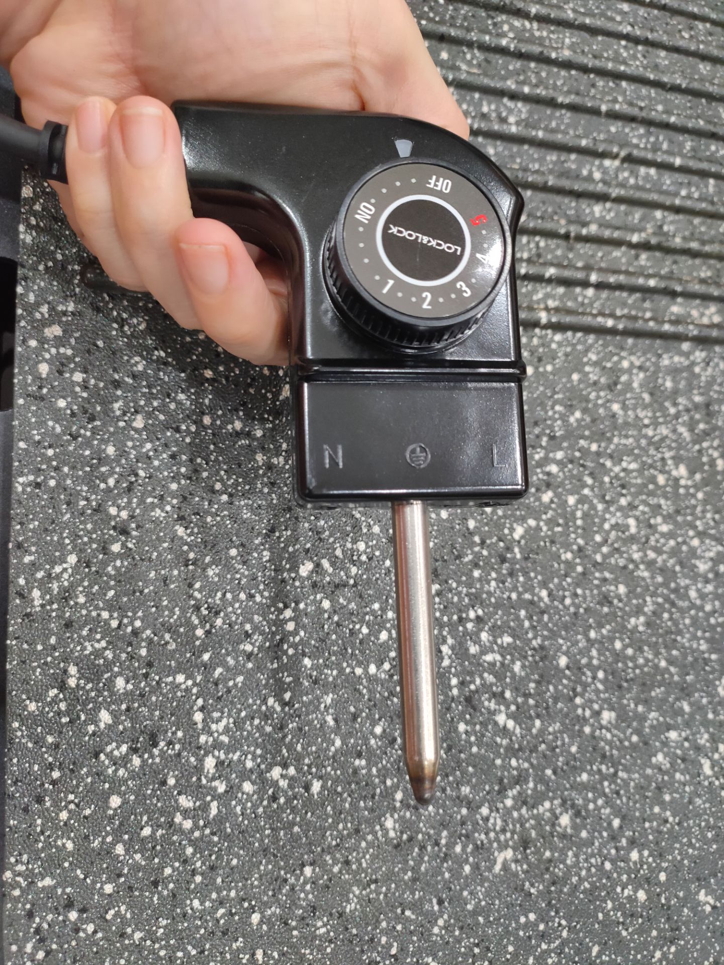 tạm thời nhận hàng xong cắm thử có lên đèn, chưa sử dụng nên chưa biết thế nào ( nhưng note lại với Tiki cái đầu nhọn chuôi cắm hơi đen xíu) . Nhưng an tâm với chính sách đổi trả của Tiki, nên miễn sử dụng được là ổn!