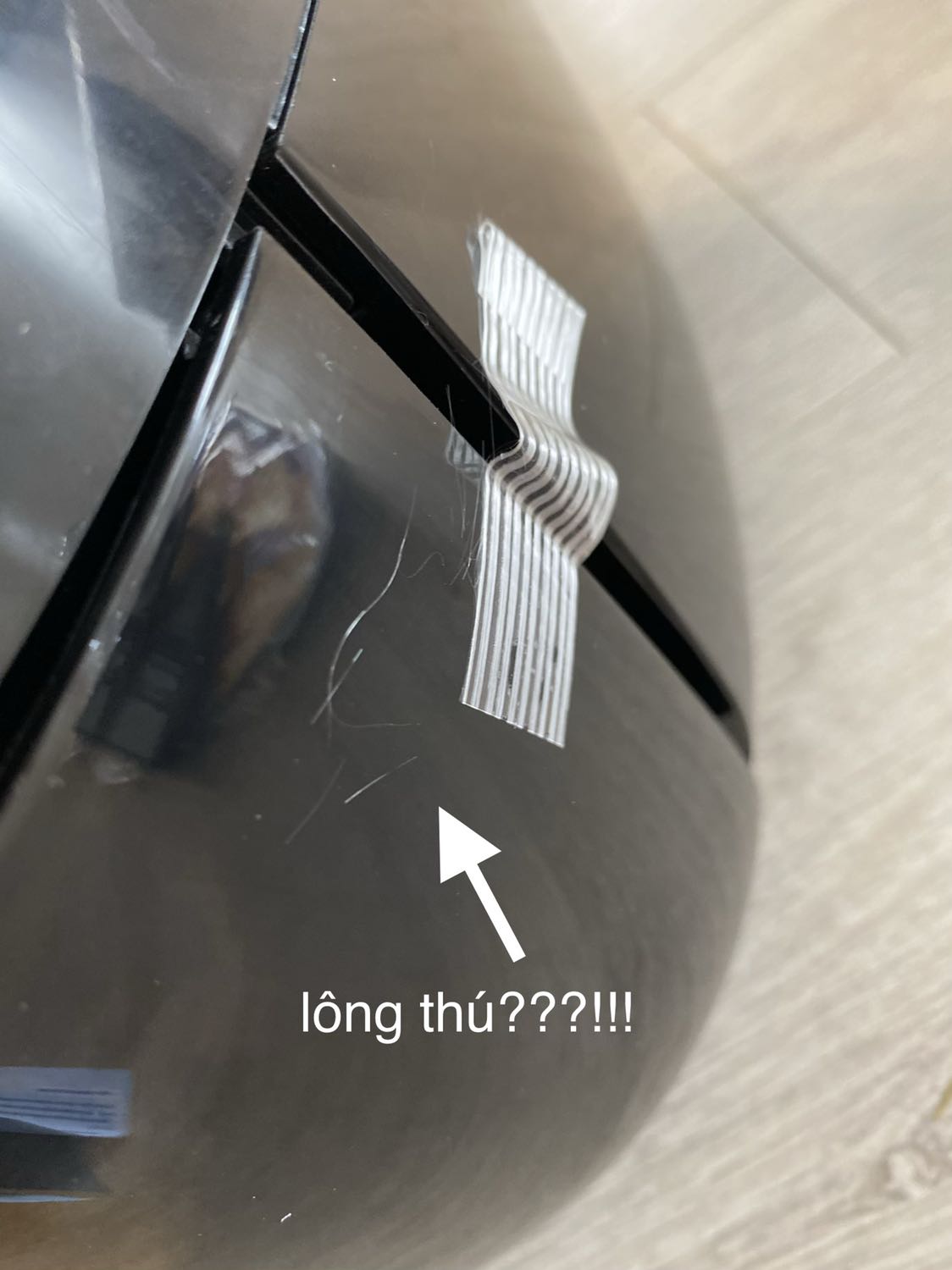 Đóng gói cẩn thận, tuy nhiên lúc mở ra mình hơi bị shock!!! 

Lần đầu tiên nhận hàng từ tiki mà mở ra y chang như đồ xài rồi hay hàng trưng bày vậy:

- Vỏ máy toàn dầu và mồ hôi và đầy dấu vân tay. Mình không biết như vầy có lây các bệnh da liễu và vi khuẩn virus không nữa, đặc biệt là trong mùa mưa này.
- Chỗ dán keo mình thấy có vài sợi lông thú dính vô???!!!
- Và quan trọng nhất là cái khay chiên cứng và gắt cực kì rất khó để kéo ra, mình thậm chí không dám kéo ra luôn vì sợ gãy.

Mình sẽ yêu cầu hoàn tiền lại, thất vọng cực kì :(