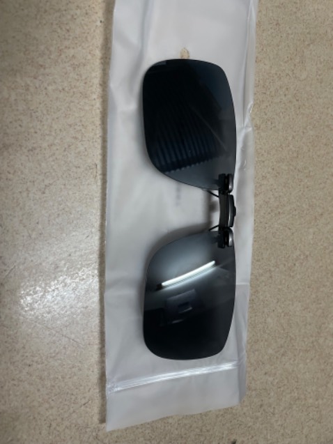 thiết kế đẹp, gọng khá chắc chắn, túi đựng nhỏ cứng