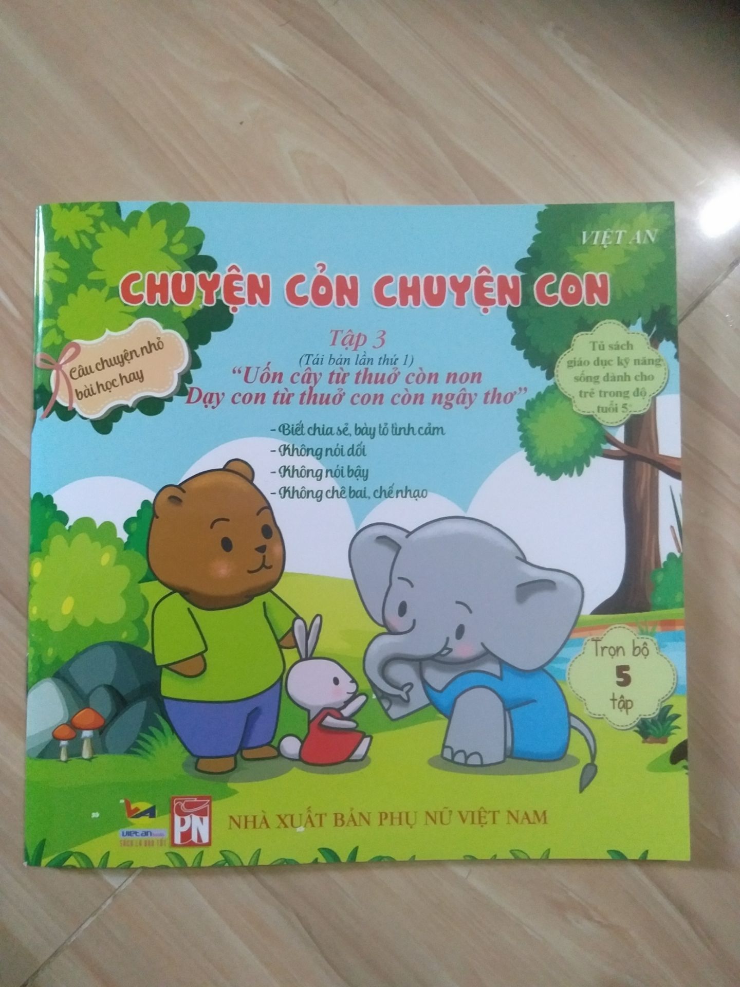 be nha minh rat thich quyen nay, giay mau dep, tranh ve rat xinh, noi dung rat de hieu.