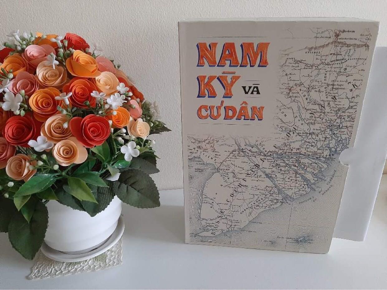 Đọc review thì thấy cuốn này hay, nên lên tiki mua.  Sách giao tới đẹp, có tặng kèm bản đồ. bao bì kỹ.