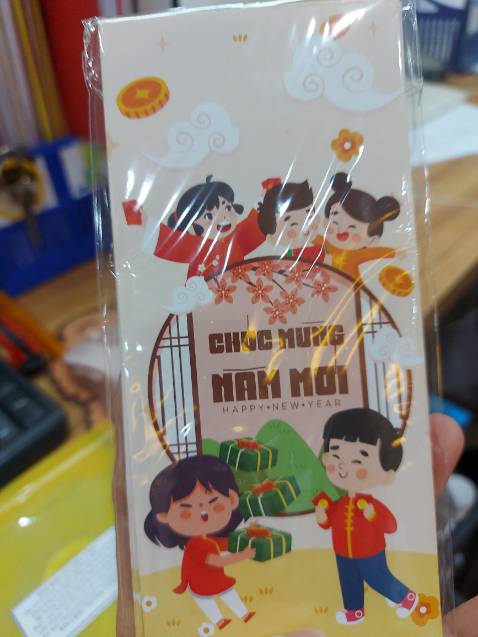 Cuốn từ điển cưng lắm. Shop đóng gói hàng nhanh. Mình mới đặt chiều qua mà nay đã nhận được hàng rồi.

Còn được tặng kèm đĩa CD và bao lì xì Tết nè 🥰