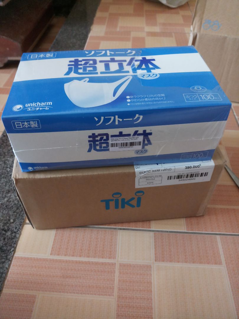 Tiki đóng gói cẩn thận. Tuy nhiên khi mình bóc phần phiếu gửi hàng của Shop ra, thì hộp khẩu trang bị mất 1 phần bao bì. Mình cảm thấy không hài lòng về điều này. Mong Shop lưu ý. 
Cảm ơn Tiki. Cảm ơn Shop.