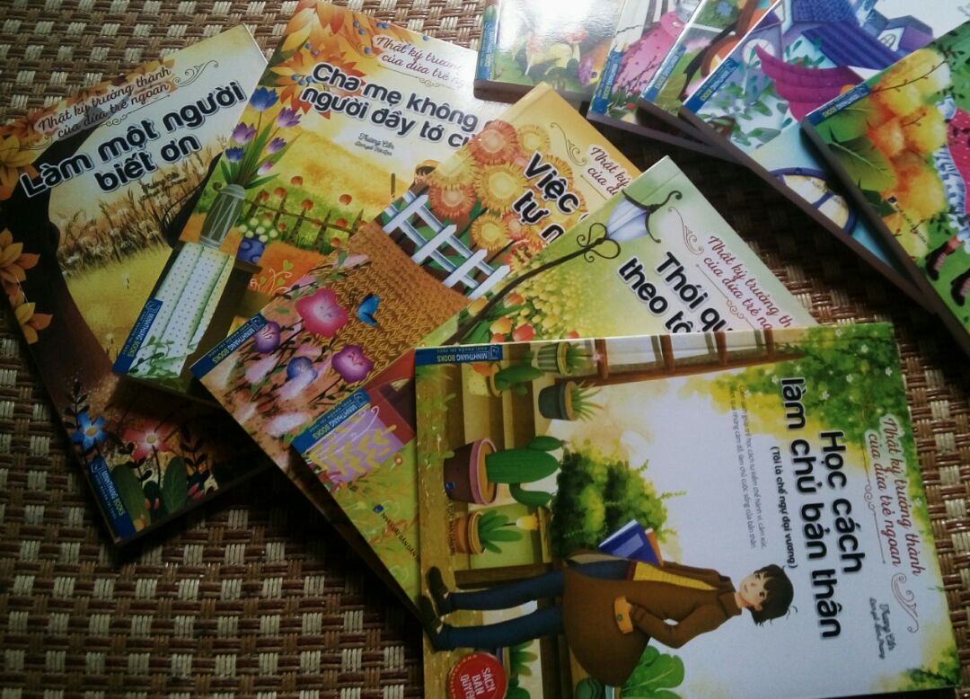 Mình đặt mua xong rồi mới nghe nói sách này nhiều chỗ bán sách giả lắm. Khi nhận hàng, thấy sách của shop là sách chuẩn, còn nguyên màng bọc, có bản quyền của nhà sách Minh Thắng và nxb Dân trí. Các chỗ bán sách giả in là nxb Thanh Niên, bìa ngoài thì giống nhưng nội dung bên trong hoàn toàn khác, thậm chí có chỗ còn không in màu mà là sách photo, mọi người cần lưu ý.
Nhưng trừ shop 1* vì chỉ bọc 1 lớp nilông ở ngoài, khi vận chuyển bị móp hết hộp.