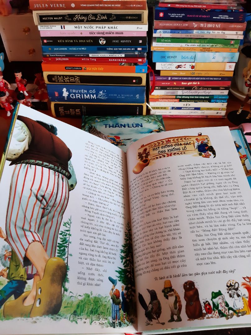 đơn hàng bị tách ra gửi lâu hơn bình thường hôm dọn kho sách nhã Nam là nghi nghi rồi. hôm giao hàng nhìn hờn luôn, bị bễ hộp, mà sách lại ko được bao kỹ nên sách bị bể góc luôn, mặc dù là bìa cứng còn mới nguyên seal. 
trước đó là mình đã mua cuốn "thần lùn" trong bộ chuyện này rồi nên mới mua thêm cuốn này. sách rất hay và minh họa siêu đẹp