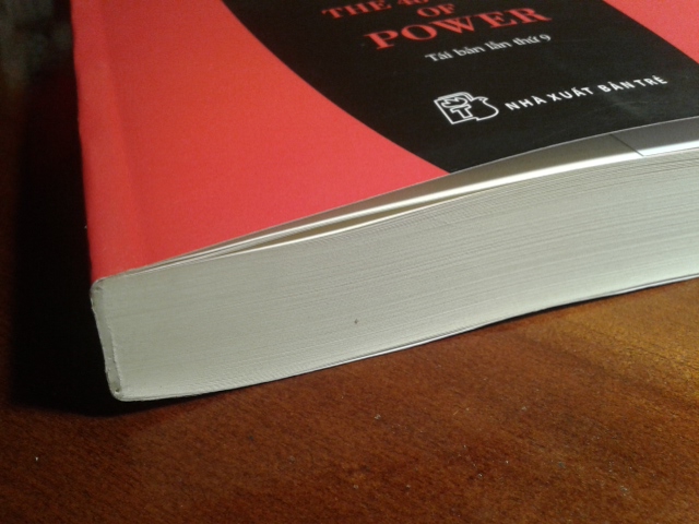 Mình đã đọc bản free nhưng mình vẫn quyết định mua. Để ủng hộ tác giả và người dịch vũng như nxb. Và thậm chí mua cả chiến lược của chiến tranh, cùng tác giả và nxb. Nhưng chất lượng thì 1 trời 1 vực. Mọi người xem ảnh chụp so sánh.
Thứ nhất về gáy sách: đây là phần đầu tiên mình đánh giá có nên mua một cuốn sách hay không và cũng rất dễ nhận biết. Gáy sách nếu ở dạng khâu rồi dính thì sách không bao giờ bung gáy, có thể đặt thẳng trên bàn mà sách không tự gấp lại (ảnh1). Nếu sách chỉ cắt trang rồi dán thì sau một thời gian sẽ bung gáy và rất khó để giở trang (ảnh2) và thường là sách lậu
Thứ 2 chất lượng bản in thì tệ hại, đây không phải là sách in mà là sách photo. Mực không đều màu, giấy thì lem nhem  (ảnh 3,4 so với ảnh 5).
Mình kết luận là lậu bởi cùng 1 nxb thì không thể 2 quyển sách mà chất lượng khác nhau như vậy được. Mặc dù biết shop này bán đắt nhất trên tiki (134k) bởi mình nghĩ tiền nào của nấy, nhưng *** đảo thế này thì tiki nên xem xét lại shop này để giữ uy tín với khách hàng.