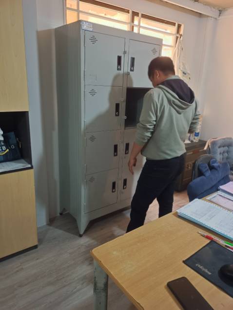 Chất liệu sắt chắc chắn, nhiều ngăn đựng được nhiều đồ, có khóa từng ngăn tiện lợi