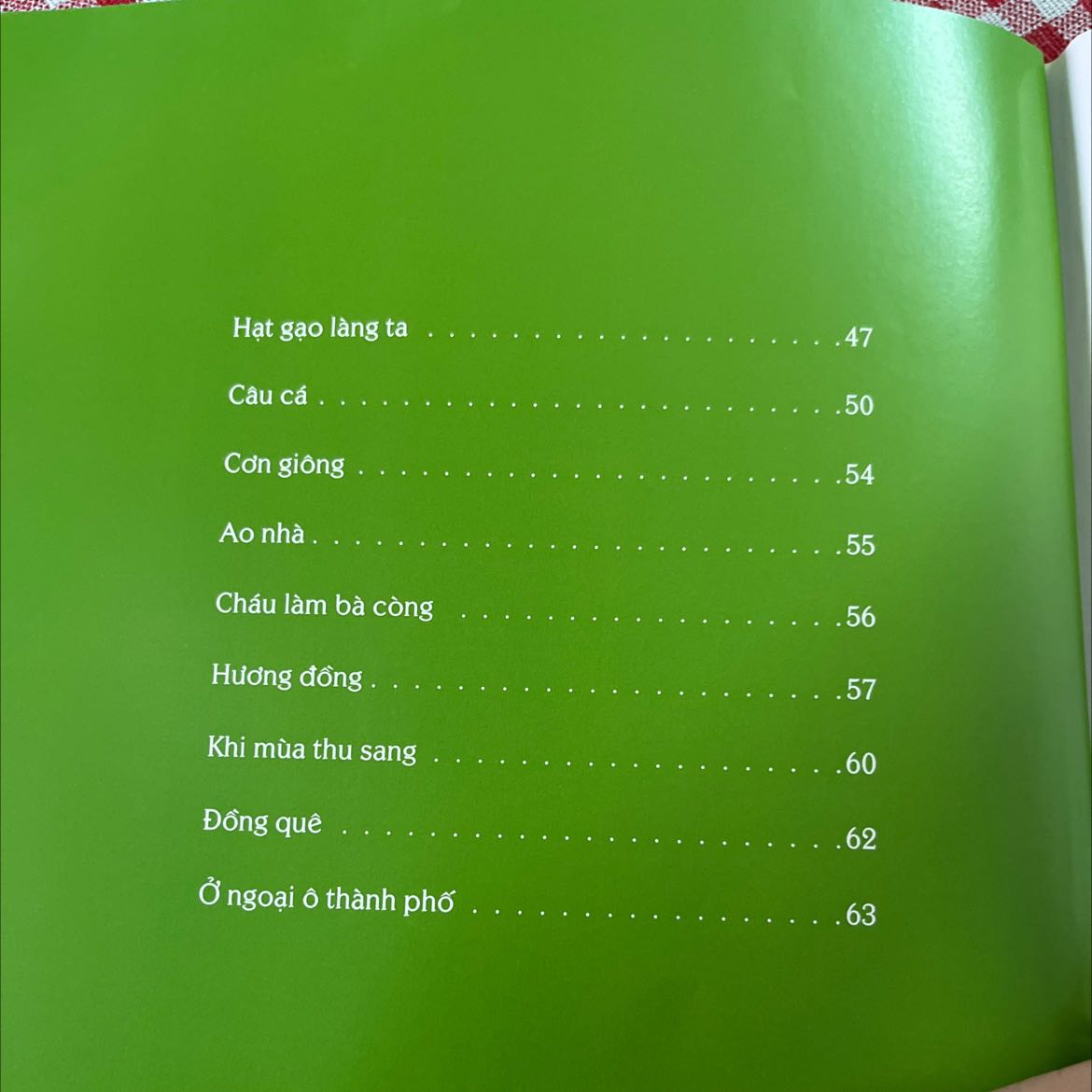 Nhớ những vần thơ cũ quá 😜 
Tiki giao hàng nhanh chóng, đúng hẹn, đóng gói kỹ càng. 
Sách này in màu trên nền giấy bóng nhẹ nhẹ nha ạ 📖