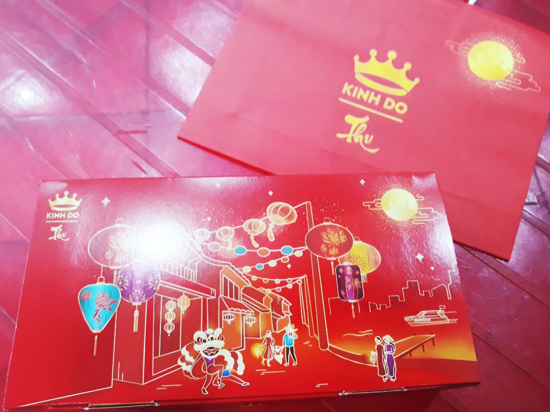 Bánh ăn ngon lắm, bao bì đẹp mắt, đóng gói rất cẩn thận,Tiki giao hàng nhanh chóng, mới đặt hôm qua thôi mà sáng hôm sau đã nhận được hàng rồi nè, 😊😊😊, cảm ơn bánh trung thu Kinh Đô và Tiki nhé! 🥰🥰🥰