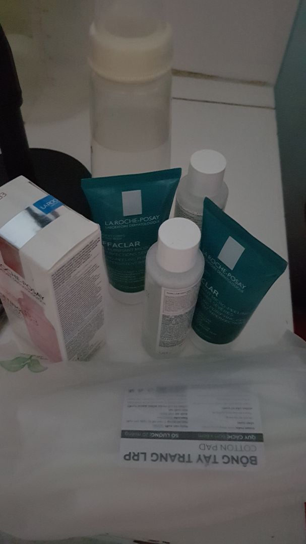 đơt xài vicchy dưỡng mắt bị bỏng rát đỏ sưng da nghỉ xài mỹ phẩm đến nay 6 năm mới xài lại.da mình rất nhạy cảm mỏng và yếu.xài có hiệu quả tức thì đấy mọi người.sữa rửa mặt thì hiệu quả kiềm dầu tốt.