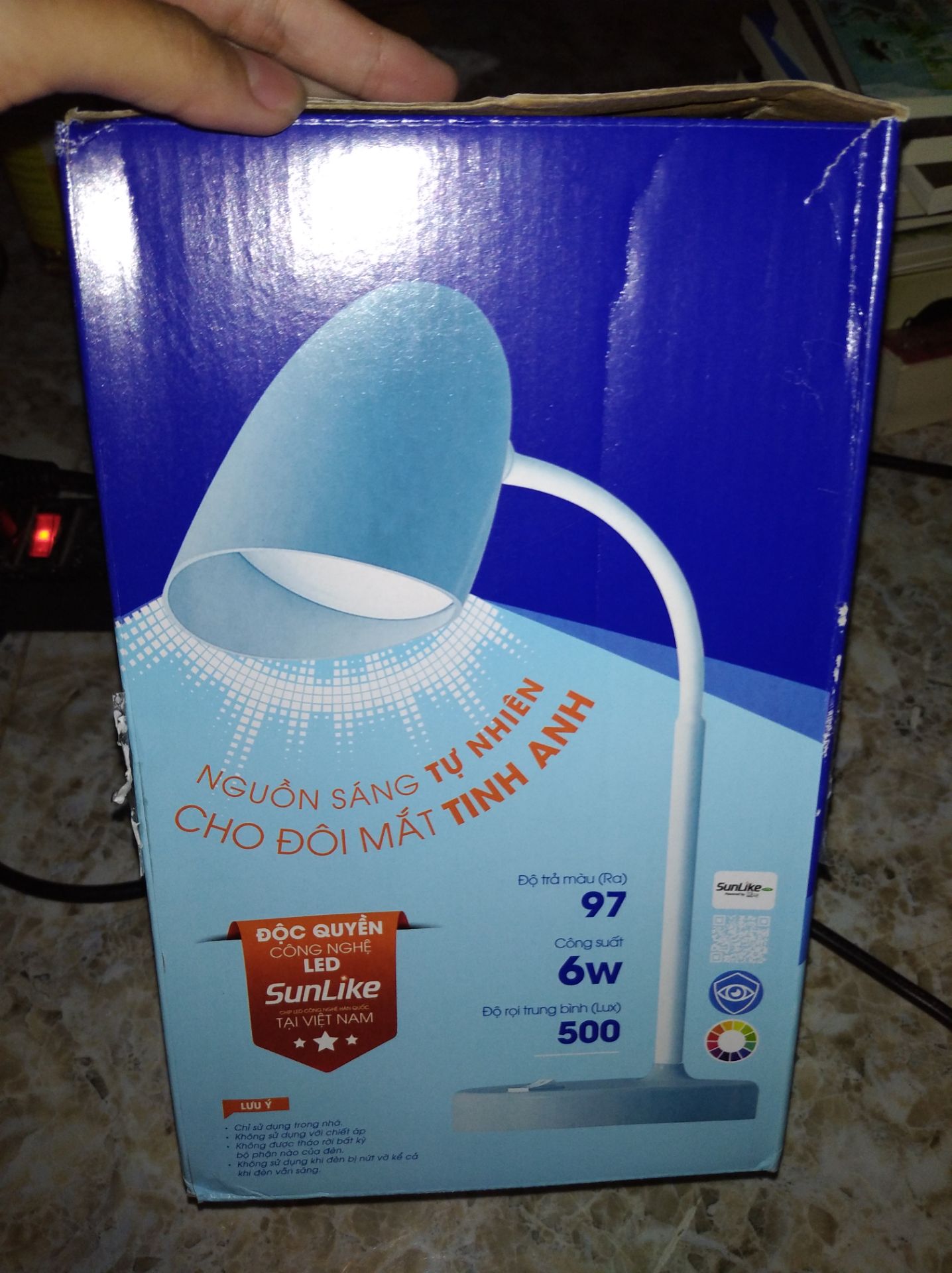 giao đúng mẫu , gói hàng có chút kém nhưng không sao chỉ móp hộp bên ngoài, đèn có ánh sáng vàng ấm còn lại thì để sử dụng một thời gian lâu thì mới biết được