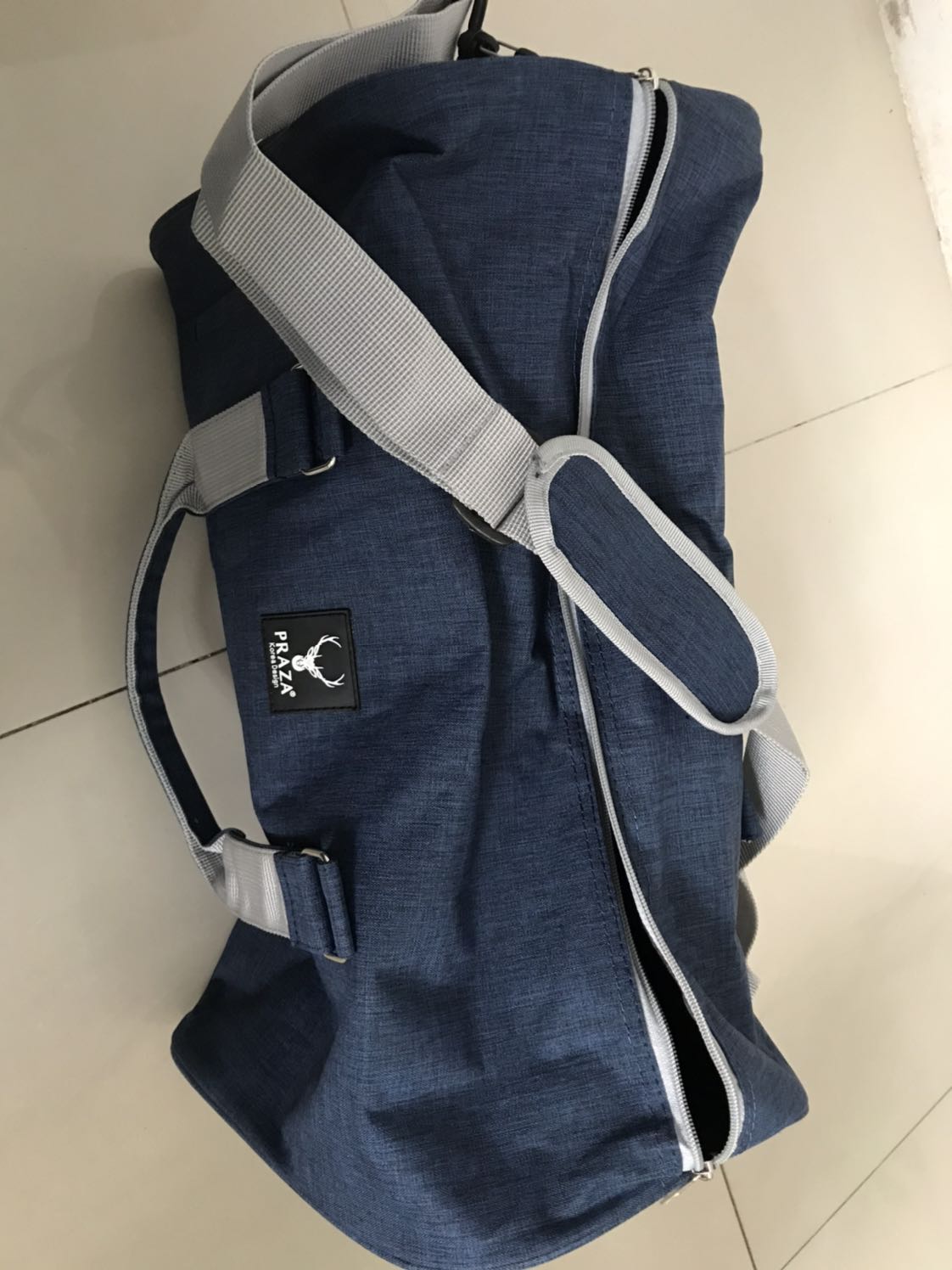 Cảm nhận đầu tiên với giá tiền này thì tạm ổn. Tuy nhiên còn thiếu miếng dán tay cầm và phần móc nối dây đeo bằng nhựa trong thô. Shop lần sau nên chụp hình thực và trung thực hơn với khách hàng.