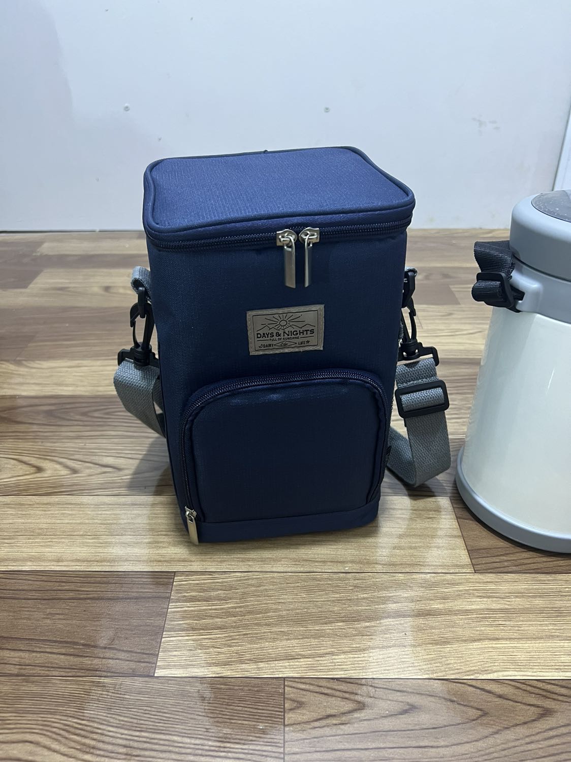 Hàng đến hộp còn mới, bên ngoài là kim loại chứ không phải nhựa như mình nghĩ. Hộp cơm bên trong bằng inox khi đổ đồ nóng thì sẽ không cầm và vặn hộp ra được, nắp hộp có nút thoát khí để không bị kẹt. Phần nĩa, muỗng đi kèm sau khi ăn xong có thể phải chạm tay vào phần bị dính thức ăn để tách 2 phần ra. Còn về phần giữ nhiệt 10/10, mình đổ nước vừa sôi gần đầy cho cả 3 hộp, sau 6 tiếng vẫn có thể nấu mì được, gần 24 tiếng sau chạm vào nước vẫn còn ấm (nếu đổ ít nước có thể sẽ không được như vậy), nhìn chung cũng đủ để giữ thức ăn đến trưa. Voucher tiki + momo chỉ còn hơn 400k, không mong đợi gì hơn.