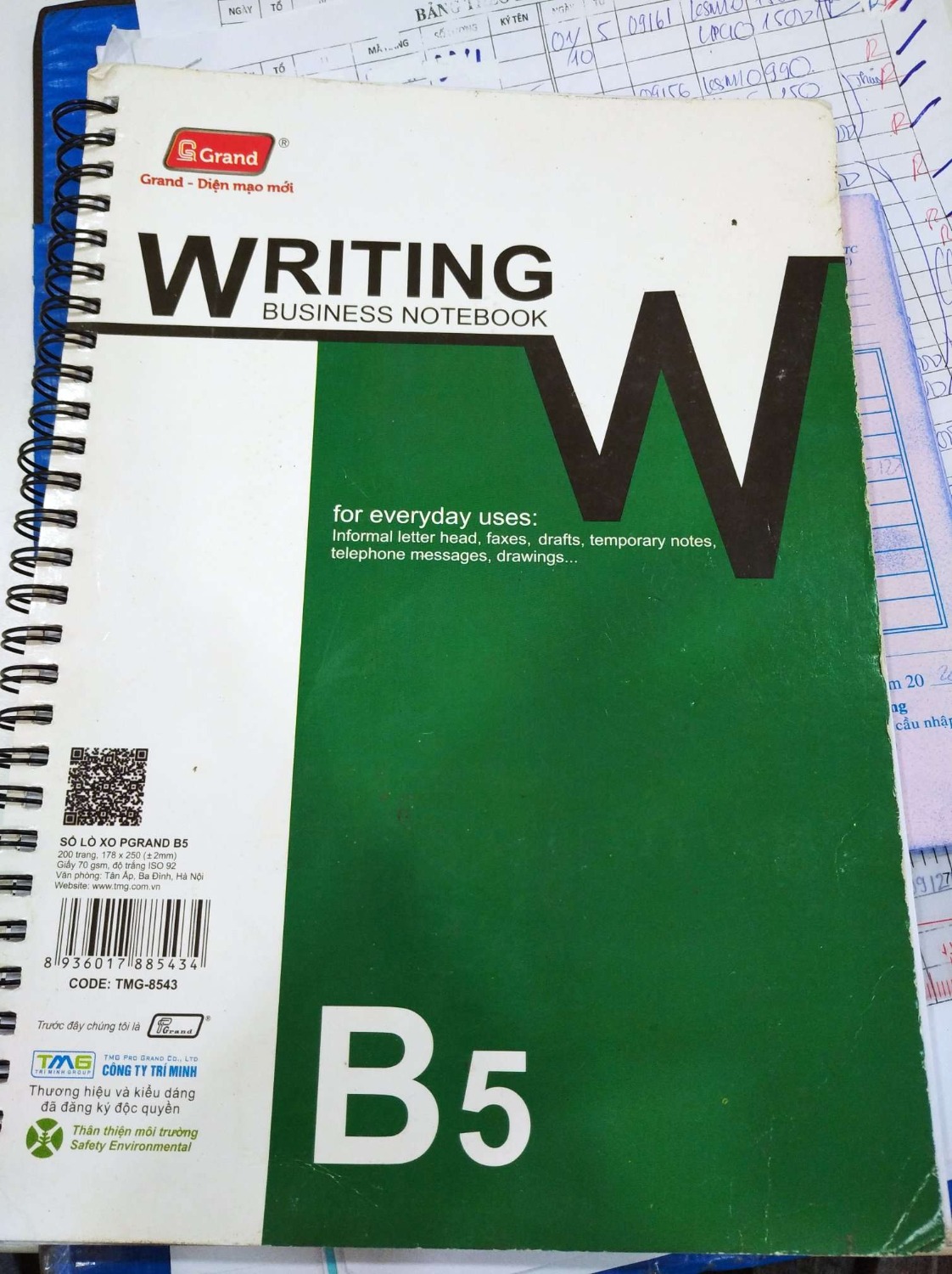 Tôi mua 3 sổ của shop, sổ A5 ok, mới tinh, còn trong bìa kính luôn. Sổ B5 cực kì cũ, lấm bẩn, giống như bị xài rồi vậy.  Làm ăn gì không có tâm. Tôi muốn đổi lại cuốn B5.