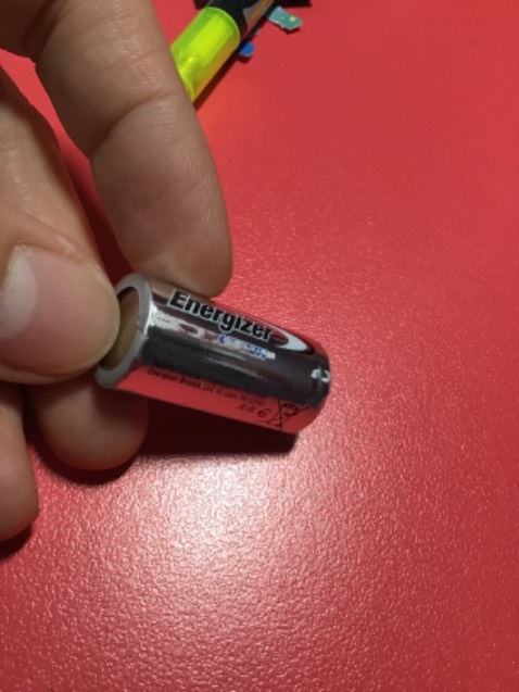 Mua 2 quả thì một quả pin bị dính vào bao bì, nghi ngờ pin để lâu nên bị vậy, không biết dùng có được lâu không?