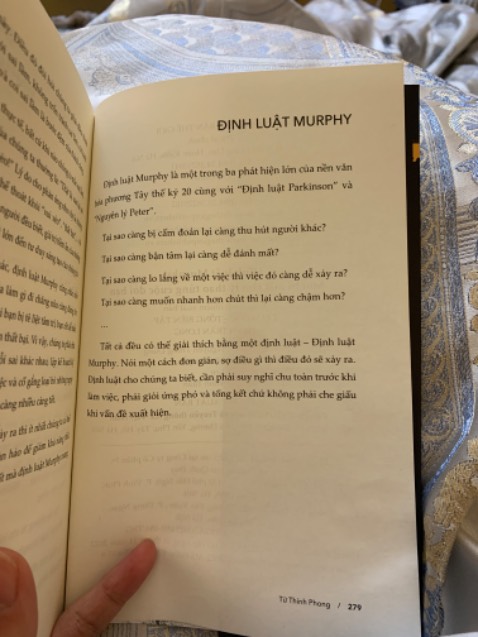 Mình ở trong nội thành thì trưa hôm trước đặt, sáng hôm sau đã nhận được hàng rồi 💞 Khi nhận được hàng mình rất hài lòng vì chú shipper rất dịu dàng và hộp bọc vuông vức, sách còn mới nguyênn :3 
Sau gần 2 ngày thì mình đã đọc xong cuốn này. Tình cờ lướt được em nó trên *** nên đặt hàng về đọc luôn. Đoạn đầu mình cảm thấy đọc khá là cuốn, tác giả lồng ghép nhiều ví dụ ngoài thực tiễn vào nên cảm giác không bị khô khan. Quả thực đọc cuốn này nhiều khúc mình phải Ồ lên vì nó đúng á mn 🥲 đúng là các quy luật, định luật, hiệu ứng có khác. Và có nhiều chương mình cảm thấy rất là biết ơn, vì cho mình rất nhiều động lực để bắt tay vào hành động, thoát khỏi vòng luẩn quẩn hằng ngày, cũng động viên ta biết đặt mục tiêu lớn để có thể khai thác được hết tiềm năng của bản thân (phân tích dựa trên các thí nghiệm khác nhau). Tuy nhiên thì đọc tới cuối mình cảm thấy hơi bị ít “cuốn” hơn một chút. Cảm giác nó khá là lí thuyết, chung chung, na ná self-help hơn, nên về cuối mình đọc khá lướt á 😓 cá nhân mình thì thấy vậy hoy. Anyway, mình vẫn thấy bé này đáng mua nhaaa 💙 Chúc mn có trải nghiệm vui vẻ