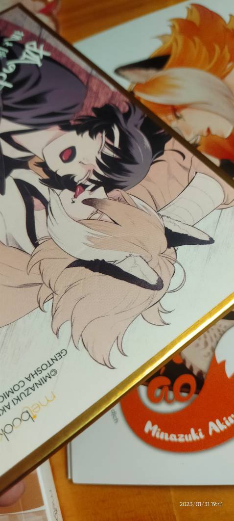 Huhuuuu cái ảnh kia bị df 2 3 chỗ luôn với cái góc truyện nó bị gãy ,nhìn xa ổn mà nhìn gần xót quá đi mất,chắc do vận chuyển xa bị cái ống poster đè nên mới như thế , với lại đóng gói hơi lỏng lẻo í huhu😭😢  hơi thất vọng đóng gói nhma truyện cuti nên 3sao thôi nha:(