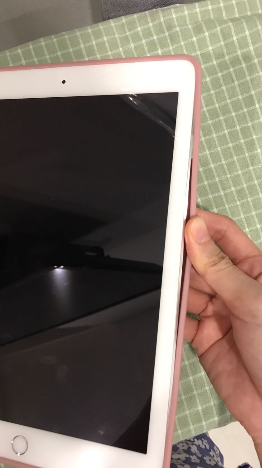 Mình dùng Pro 9.7. Case ko ôm sát vào máy, rất dễ trượt tay. Các lỗ cắt trên case ko khớp với khung loa của Pro 9.7. Mình muốn đổi case khác hoặc hoàn tiền lại cho mình. Shop phản hồi nhé. Mình dùng Pro 9.7. Case ko ôm sát vào máy, rất dễ trượt tay. Các lỗ cắt trên case ko khớp với khung loa của Pro 9.7. Mình muốn đổi case khác hoặc hoàn tiền lại cho mình. Shop phản hồi nhé.